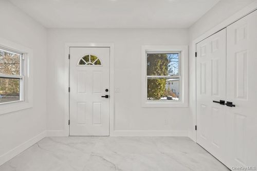 18 Anna St, Nyack, NY, 10960-2402 | Card Image