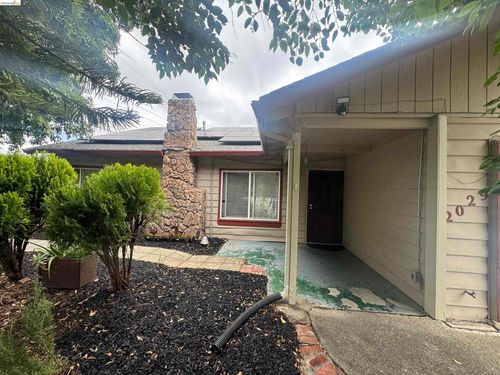 2029 Highland Dr, Concord, CA, 94520-4705 | Card Image