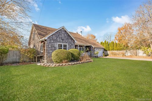 18 Atlantic Ave, East Moriches, NY, 11940-1324 | Card Image