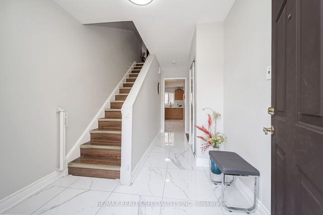 308 Fleetwood Cres, Condo with 4 bedrooms, 2 bathrooms and 2 parking in Brampton ON | Image 4