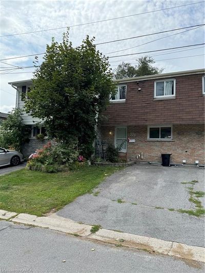 771 Ashwood Dr, Townhouse with 3 bedrooms, 1 bathrooms and 2 parking in Kingston ON | Image 1