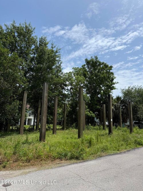 135 W Railroad St, Pass Christian, MS, 39571 | Card Image