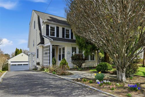 151 Hillcrest Ave, Manhasset, NY, 11030-2317 | Card Image