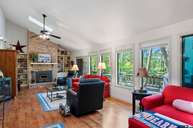 944 Clear Water Trl, House other with 3 bedrooms, 2 bathrooms and null parking in Holly Lake Ranch TX | Image 7