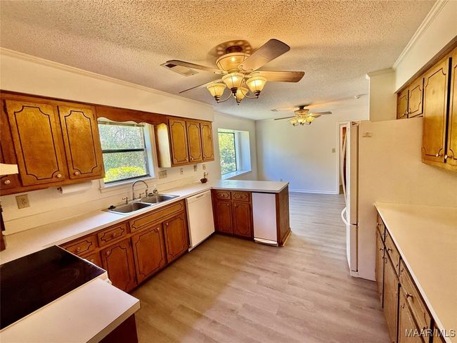 Roomy kitchen | Image 11