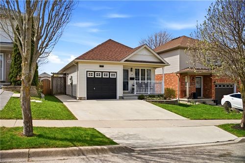 679 Zermatt Dr, Waterloo, ON, N2T2V2 | Card Image