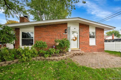 30083 Lisch Street, Gibraltar, MI, 48173 | Card Image