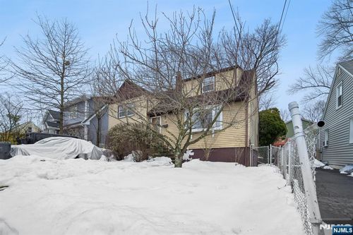 18 Byrne Pl, Bergenfield, NJ, 07621-1002 | Card Image