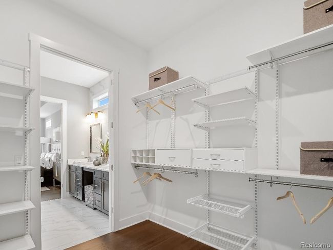 Large walk-in closet | Image 7