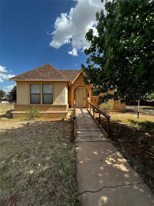 208 Lewis Front St, Sweetwater, TX, 79556-5215 | Card Image