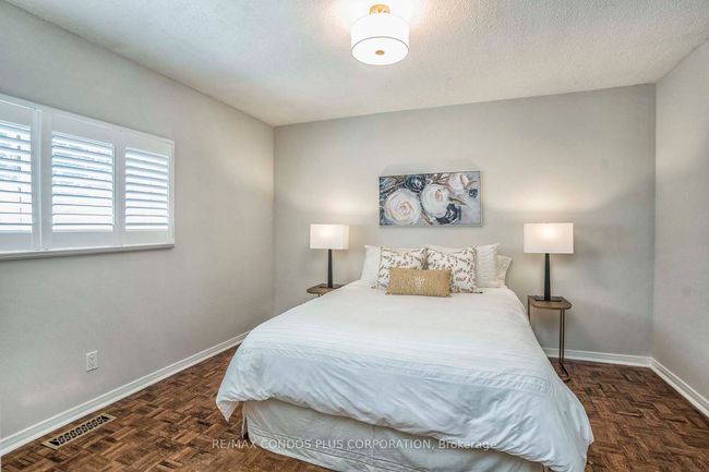 1681 Medallion Crt, House other with 5 bedrooms, 3 bathrooms and 4 parking in Mississauga ON | Image 23