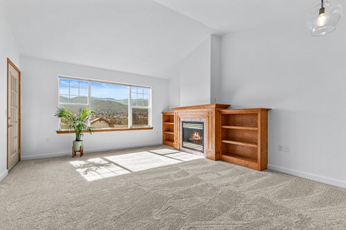 942 Mountain Meadows Circle, Ashland, OR, 97520 | Card Image