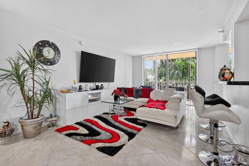 l18-290 174th St, Sunny Isles Beach, FL, 33160-3245 | Card Image
