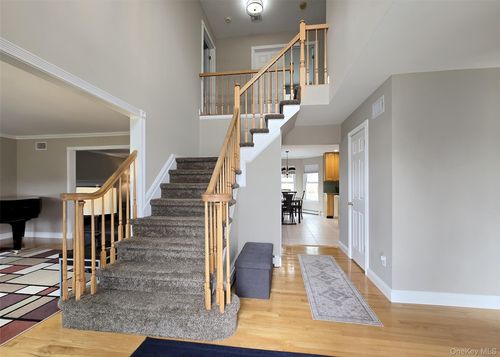 5 Dorothy Ln, Holbrook, NY, 11741-3515 | Card Image