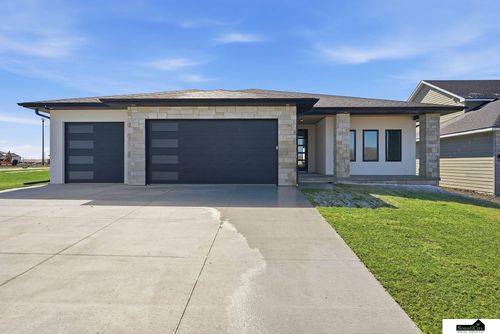 8521 Butterfly Cir, Lincoln, NE, 68526-9270 | Card Image