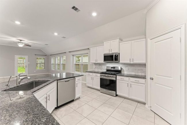 Spacious kitchen | Image 11
