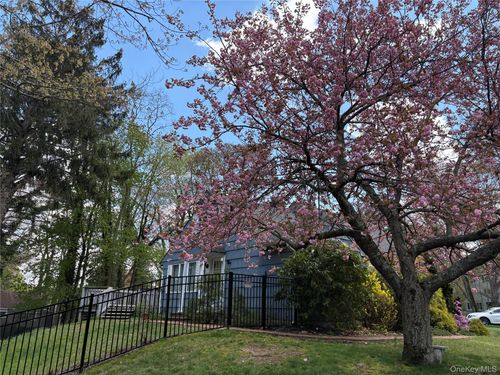 19 Nursery Rd, Melville, NY, 11747-1028 | Card Image