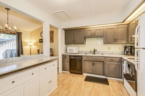 5481 Hyland Courts Dr, Bloomington, MN, 55437-1928 | Card Image
