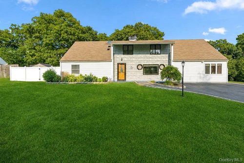 21 Hackberry Ln, Holbrook, NY, 11741-1308 | Card Image
