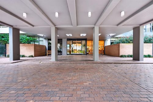 2a-15 Greenway Plz, Houston, TX, 77046-1502 | Card Image