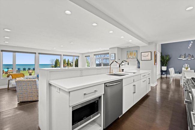 2533 Lakeshore Dr, House other with 5 bedrooms, 3 bathrooms and null parking in Sheboygan WI | Image 12