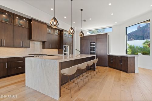 5724 N Echo Canyon Dr, Phoenix, AZ, 85018-1254 | Card Image