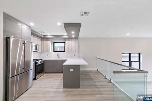 524 64th St, West New York, NJ, 07093-1625 | Card Image