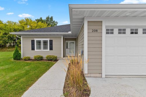 208 Mallard Way, Marinette, WI, 54143 | Card Image