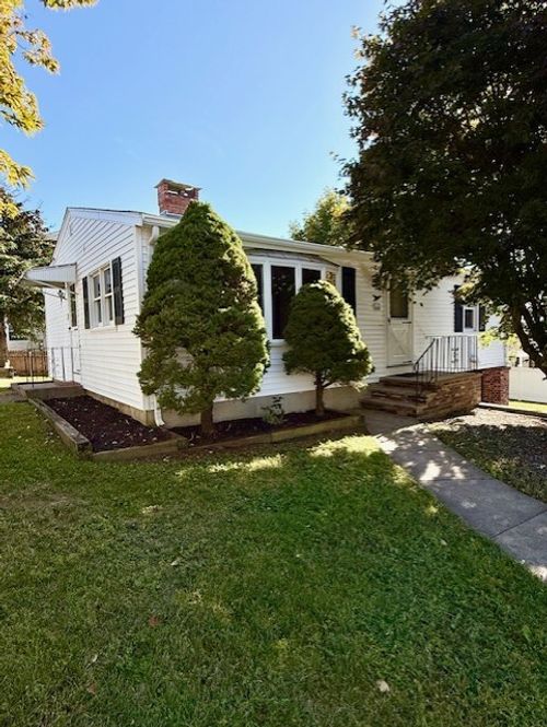 91 W Earle St, Cumberland, RI, 02864-7434 | Card Image