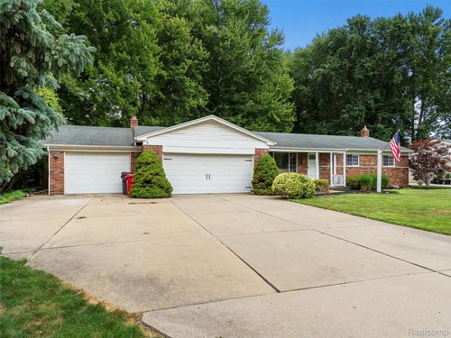 39488 Lanse Creuse St, Harrison Twp, MI, 48045-2073 | Card Image