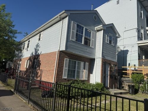 586 15th Ave, Newark, NJ, 07103-1611 | Card Image