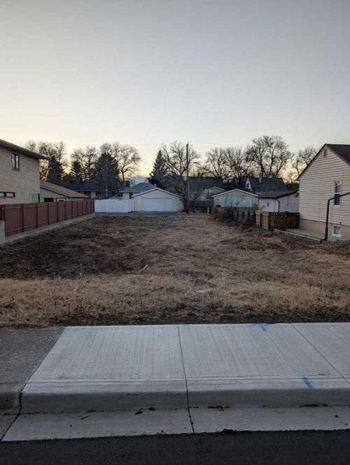 1020 12a St S, Lethbridge, AB, T1K1R4 | Card Image