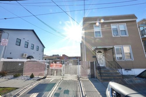 125 Malvern St, Newark, NJ, 07105-1503 | Card Image