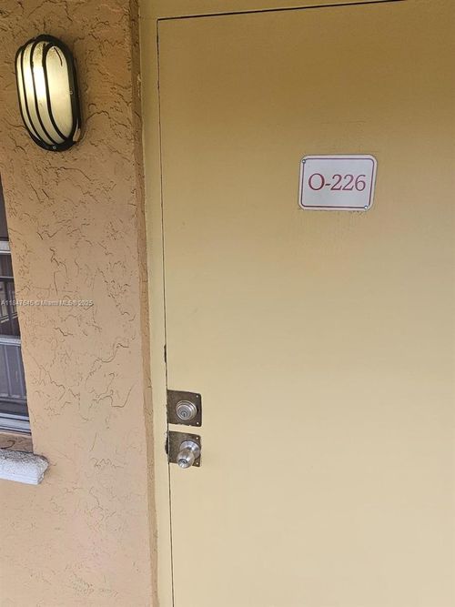 apt-o226-95 Ne 41st St, Oakland Park, FL, 33334-1389 | Card Image