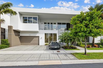 10273 Nw 74th Ter, House other with 5 bedrooms, 5 bathrooms and null parking in Doral FL | Image 1