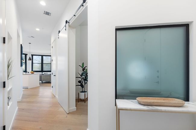 Entrance hall with tons of light and hardwood floors | Image 12