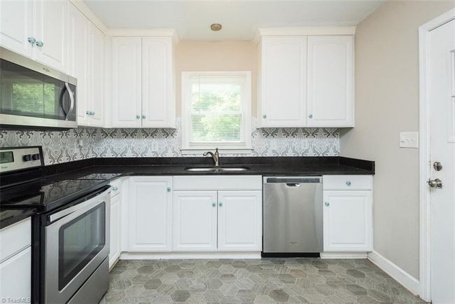 1011 W Wendover Ave, House other with 2 bedrooms, 2 bathrooms and null parking in Greensboro NC | Image 17