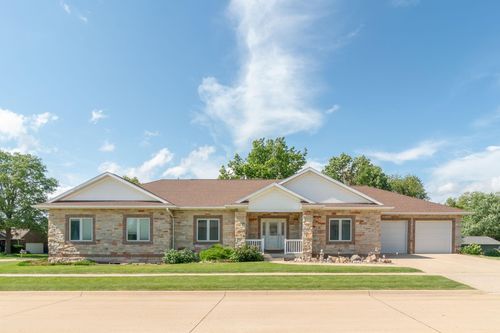 924 Elmridge Dr, Cedar Falls, IA, 50613-5686 | Card Image