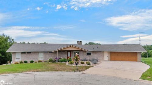 305 Orchard Dr, Marshalltown, IA, 50158-3760 | Card Image