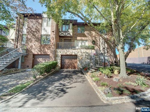 900 Valley Rd, Clifton, NJ, 07013-4042 | Card Image