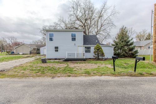 305 E Chestnut St, Hudson, IL, 61748-9449 | Card Image