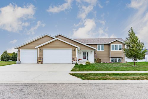 702 Lincoln Ct Se, Mandan, ND, 58554-2312 | Card Image