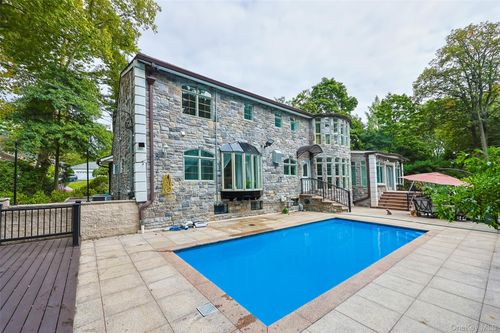 26 Rivers Dr, Great Neck, NY, 11020-1432 | Card Image