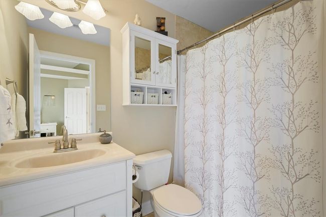 Guest bedroom's private bathroom. | Image 30