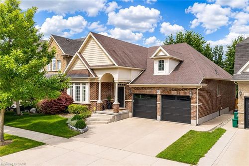 213 Edgewater Cres, Kitchener, ON, N2A4M2 | Card Image