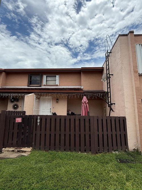 apt-202-575 W Park Dr, Miami, FL, 33172-5339 | Card Image