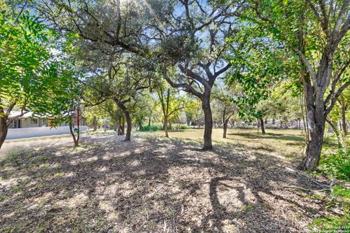 142 Royal Oaks Rd, Kerrville, TX, 78028-6239 | Card Image