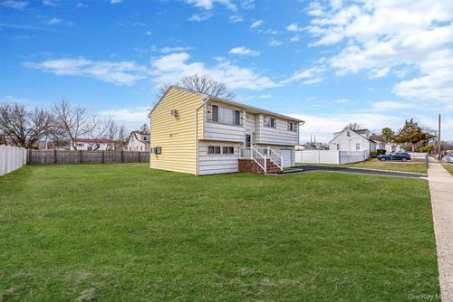 42 Centerwood St, West Babylon, NY, 11704-2011 | Card Image