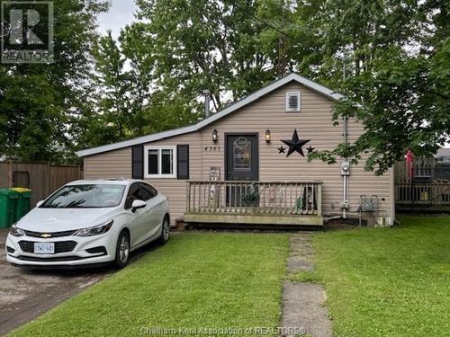 4361 Fifth St, Petrolia, ON, N0N1R0 | Card Image