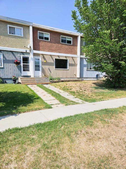 8814 96 St, Peace River, AB, T8S1G7 | Card Image